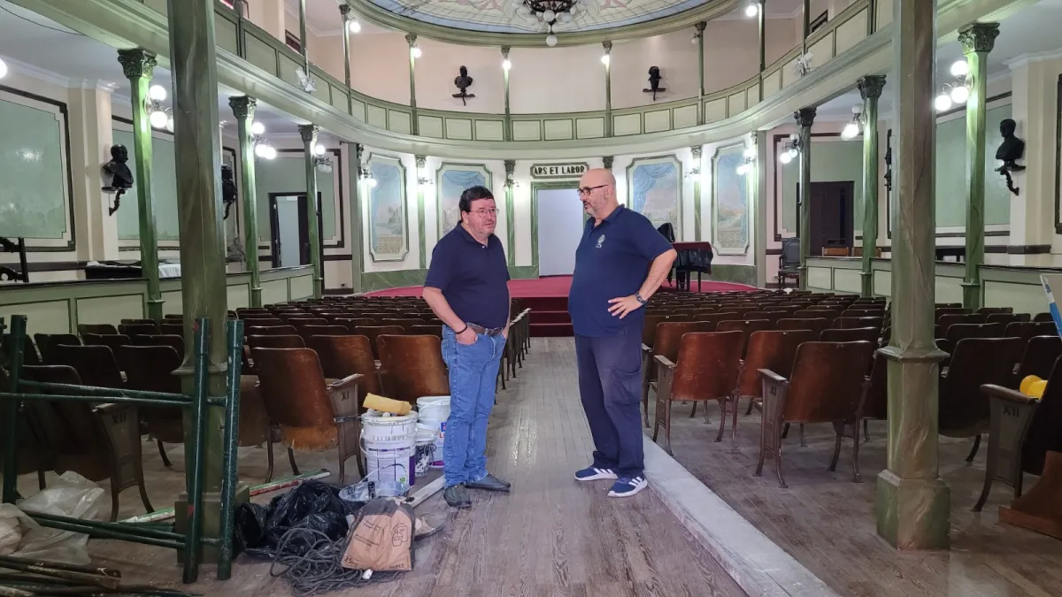 El intendente interino, Tec. Univ. Gustavo Chiriff supervisando las obras junto al encargado del Centro de Fotografía Marcelo Cattani