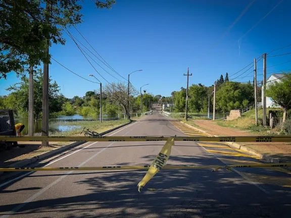 Puente Sarandí de Salto desbordado por arroyo
