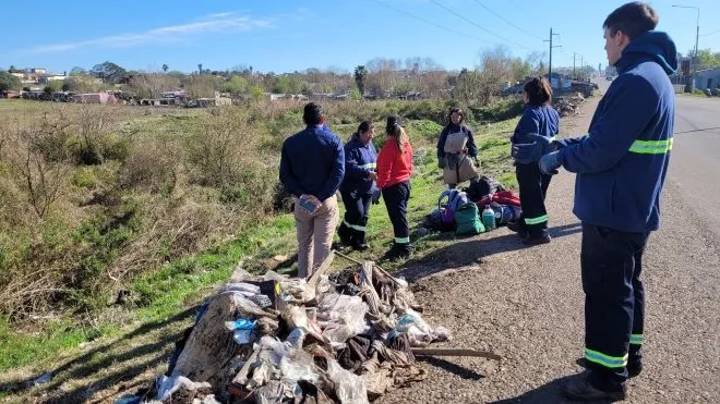 Funcionarios realizando recolección de basura