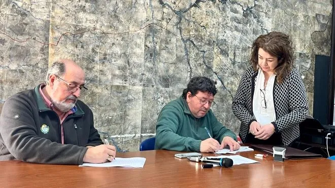 Autorizades firmando documentos
